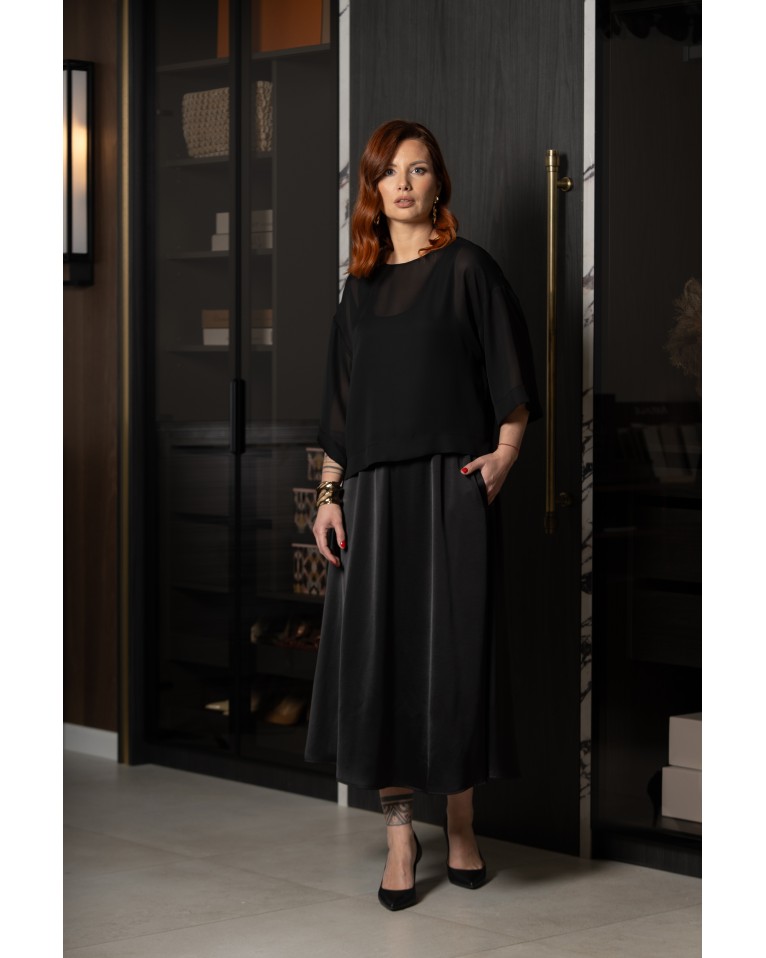 Dvigubo sluoksnio juoda suknelė