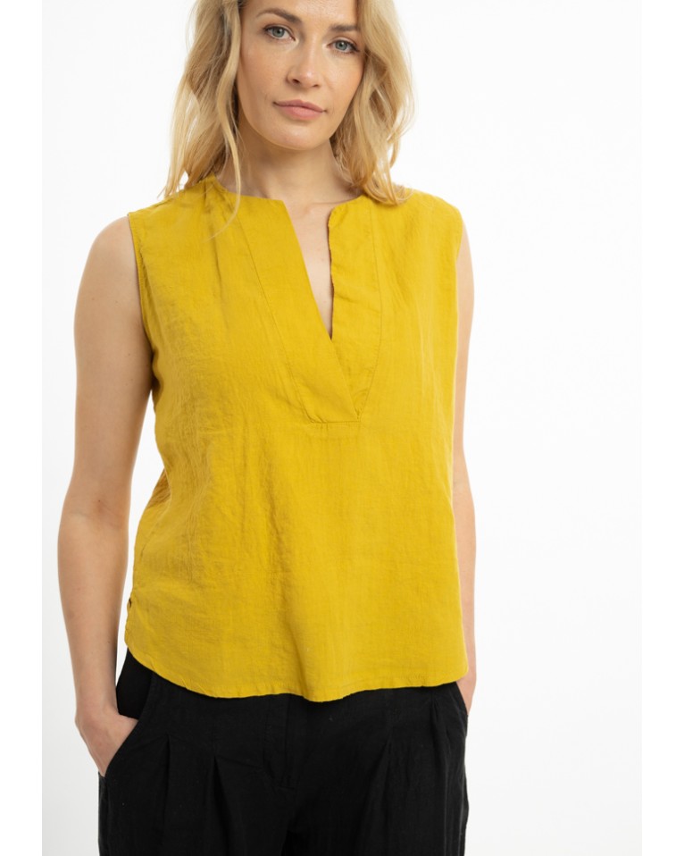 Small sleeveless blouse (G)